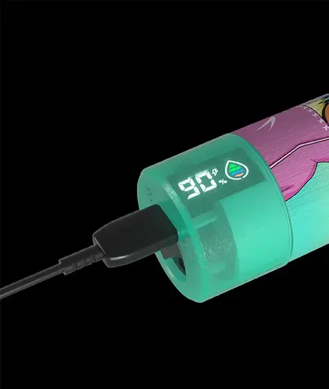 Der USB-C-Ladeanschluss an der Unterseite des Fumot RandM Tornado 15000 ist mit einem Ladekabel verbunden